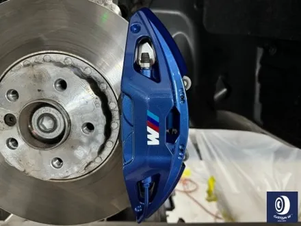 BMW 휠.. 왜 이렇게 만들까... 휠에 장착된 플라스틱 커버는 무슨 의미가 있나? 경량화? 디자인? 신형 740D 신0차 출고 작업 휠 커버 + 휠 블랙 도색 + 캘리퍼  도색 / 용인 처인구