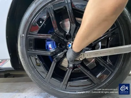 따끈따끈한 신차~(미등록 차량 / 번호판 미장착) BMW G70 740D 블랙 유광 휠 4개+휠 커버 20개 총 24개 도색 +  블루 캘리퍼 도색 / 용인 처인구