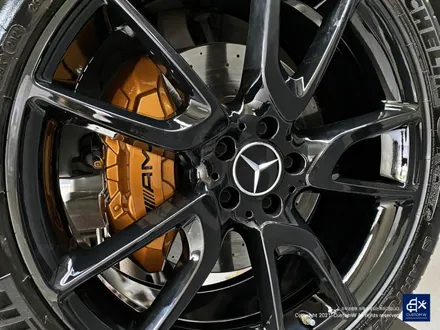 벤츠 GLC43 AMG 휠수리 후 블랙유광 휠도색 + 카본 세라믹 골드 캘리퍼 도색 / 용인 처인구