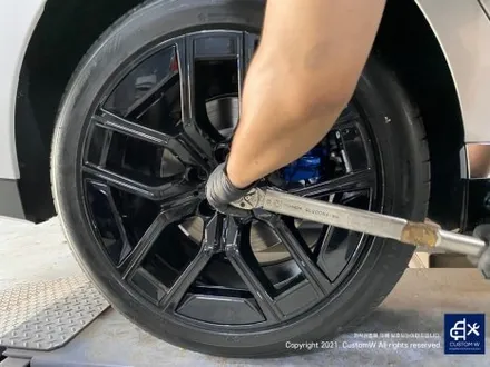 따끈따끈한 신차~(미등록 차량 / 번호판 미장착) BMW G70 740D 블랙 유광 휠 4개+휠 커버 20개 총 24개 도색 +  블루 캘리퍼 도색 / 용인 처인구