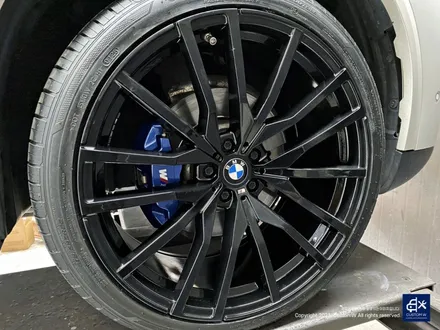 BMW G05 X5 30d 휠수리 불량 기존 페인트 도막 제거 (약품박리) 후 블랙유광 휠도색 + 블루 캘리퍼 도색 / 용인 처인구