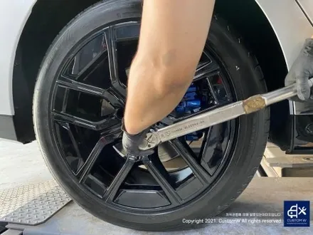 따끈따끈한 신차~(미등록 차량 / 번호판 미장착) BMW G70 740D 블랙 유광 휠 4개+휠 커버 20개 총 24개 도색 +  블루 캘리퍼 도색 / 용인 처인구