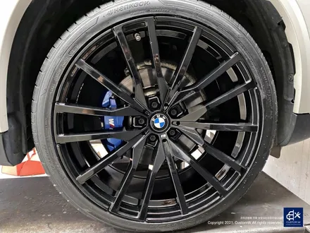 BMW G05 X5 30d 휠수리 불량 기존 페인트 도막 제거 (약품박리) 후 블랙유광 휠도색 + 블루 캘리퍼 도색 / 용인 처인구