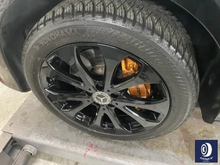 벤츠 W213 E300 블랙 유광 휠도색 + 지저분한 캘리퍼 부식 및 고착된 분진 제거 후, 깔끔하게 카본 세라믹 골드 컬러  캘리퍼 도색 / 용인 처인구