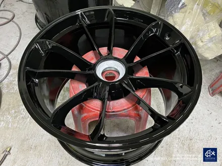 포르쉐 911(991 MK1) 카레라 GT3 센터락 휠 잘못된 도색 박리 후 블랙유광 휠도색 + 블루 캘리퍼 도색 / 용인 처인구