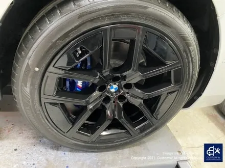 따끈따끈한 신차~(미등록 차량 / 번호판 미장착) BMW G70 740D 블랙 유광 휠 4개+휠 커버 20개 총 24개 도색 +  블루 캘리퍼 도색 / 용인 처인구