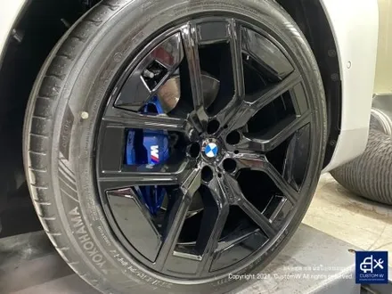 따끈따끈한 신차~(미등록 차량 / 번호판 미장착) BMW G70 740D 블랙 유광 휠 4개+휠 커버 20개 총 24개 도색 +  블루 캘리퍼 도색 / 용인 처인구