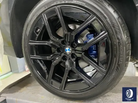 BMW 휠.. 왜 이렇게 만들까... 휠에 장착된 플라스틱 커버는 무슨 의미가 있나? 경량화? 디자인? 신형 740D 신0차 출고 작업 휠 커버 + 휠 블랙 도색 + 캘리퍼  도색 / 용인 처인구