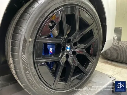 따끈따끈한 신차~(미등록 차량 / 번호판 미장착) BMW G70 740D 블랙 유광 휠 4개+휠 커버 20개 총 24개 도색 +  블루 캘리퍼 도색 / 용인 처인구