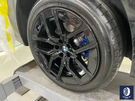 BMW 휠.. 왜 이렇게 만들까... 휠에 장착된 플라스틱 커버는 무슨 의미가 있나? 경량화? 디자인? 신형 740D 신0차 출고 작업 휠 커버 + 휠 블랙 도색 + 캘리퍼  도색 / 용인 처인구