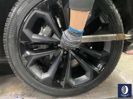 아우디 Q7 55TFSI 플라스틱 커버가 장착된 21인치 휠 블랙 유광 휠도색 + 부식 제거 후, 건메탈 그레이 캘리퍼 도색 / 용인 처인구