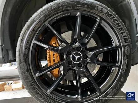 벤츠 GLC43 AMG 휠수리 후 블랙유광 휠도색 + 카본 세라믹 골드 캘리퍼 도색 / 용인 처인구