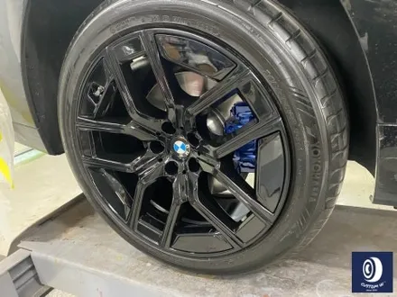 BMW 휠.. 왜 이렇게 만들까... 휠에 장착된 플라스틱 커버는 무슨 의미가 있나? 경량화? 디자인? 신형 740D 신0차 출고 작업 휠 커버 + 휠 블랙 도색 + 캘리퍼  도색 / 용인 처인구