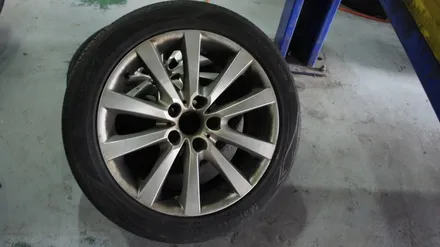 각각 다른 휠의 두 대의 차량의 BMW 528I 고스트크롬 휠도색(간만에 콜라보). / 용인 처인구