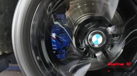 블랙 휠도색과 블루 캘리퍼도색 조합으로 BMW 520D M 에어로 다이나믹프로를 더 새롭게 변화시키다. / 용인 처인구