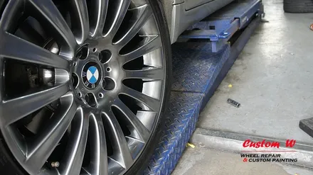 F바디도 여전히 건재한 BMW 7시리즈 차량의 19인치 휠 상처수리 후 고스트크롬 휠도색. / 용인 처인구