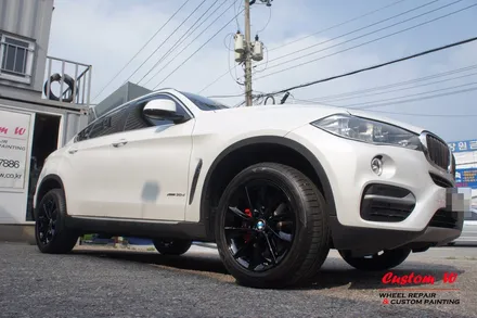 BMW X6 30D 차량의 블랙유광 휠도색 + 레드 캘리퍼도색. / 용인 처인구