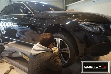 커스텀W에서 벤츠 W213 E220d 기본 실버 휠을 다이아몬드컷팅 휠수리로 블랙폴리시 휠로 만들다. / 용인 처인구