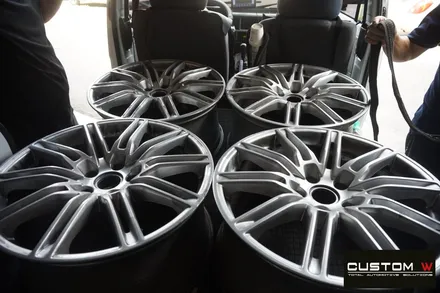 포르쉐 카이엔 터보 휠도색 불량 재작업. 약품 박리 및 휠 상처 수리 후, 하이퍼 실버 휠도색. / 용인 처인구