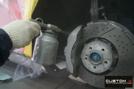매일 같이 입고 되는  벤츠 GT43 AMG 4 도어 골드 캘리퍼 도색, 하이그로시 블랙 검정 유광 휠도색. / 용인 처인구