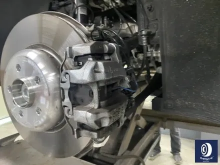 BMW 휠.. 왜 이렇게 만들까... 휠에 장착된 플라스틱 커버는 무슨 의미가 있나? 경량화? 디자인? 신형 740D 신0차 출고 작업 휠 커버 + 휠 블랙 도색 + 캘리퍼  도색 / 용인 처인구