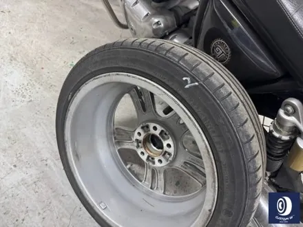 BMW F30 330i 400M 18인치 휠 상처 수리 후, 블랙 유광 휠도색 + 부식 제거 후 레드 캘리퍼 도색 (블루 컬러 바디에는 역시 블랙 휠 레드 캘리퍼) / 용인 처인구
