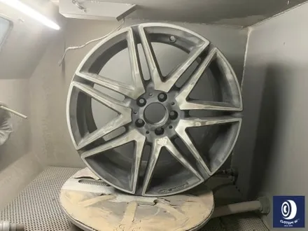 벤츠 V클래스 V300D 휠 상처 수리 후, 블랙 유광 휠도색 + 손상된 타이어 신품으로 교체 작업까지_! / 용인 처인구