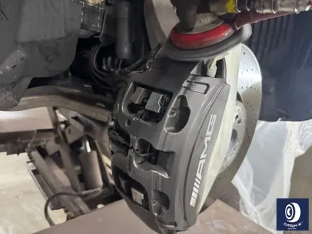 벤츠 GLE53 AMG 브레이크 부식 제거 후, 카본 세라믹 골드 컬러 캘리퍼 도색 / 용인 처인구