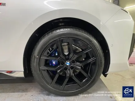따끈따끈한 신차~(미등록 차량 / 번호판 미장착) BMW G70 740D 블랙 유광 휠 4개+휠 커버 20개 총 24개 도색 +  블루 캘리퍼 도색 / 용인 처인구
