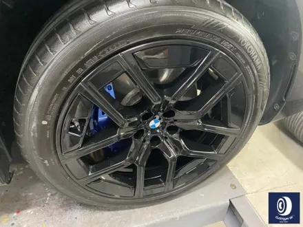 BMW 휠.. 왜 이렇게 만들까... 휠에 장착된 플라스틱 커버는 무슨 의미가 있나? 경량화? 디자인? 신형 740D 신0차 출고 작업 휠 커버 + 휠 블랙 도색 + 캘리퍼  도색 / 용인 처인구
