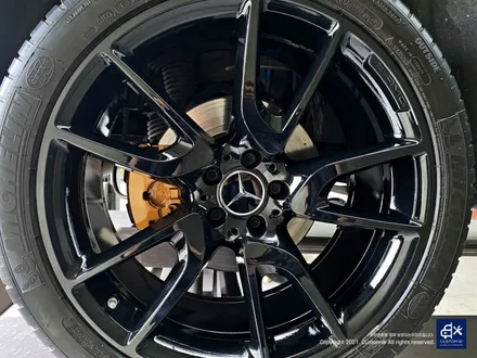 벤츠 GLC43 AMG 휠수리 후 블랙유광 휠도색 + 카본 세라믹 골드 캘리퍼 도색 / 용인 처인구