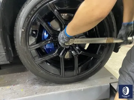 BMW 휠.. 왜 이렇게 만들까... 휠에 장착된 플라스틱 커버는 무슨 의미가 있나? 경량화? 디자인? 신형 740D 신0차 출고 작업 휠 커버 + 휠 블랙 도색 + 캘리퍼  도색 / 용인 처인구