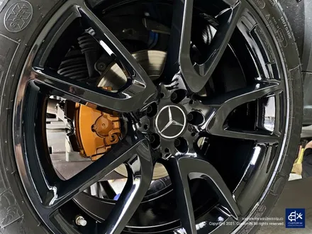 벤츠 GLC43 AMG 휠수리 후 블랙유광 휠도색 + 카본 세라믹 골드 캘리퍼 도색 / 용인 처인구
