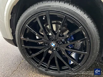 BMW G05 X5 30d 휠수리 불량 기존 페인트 도막 제거 (약품박리) 후 블랙유광 휠도색 + 블루 캘리퍼 도색 / 용인 처인구