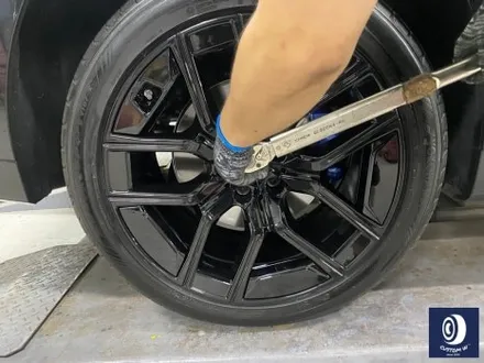 BMW 휠.. 왜 이렇게 만들까... 휠에 장착된 플라스틱 커버는 무슨 의미가 있나? 경량화? 디자인? 신형 740D 신0차 출고 작업 휠 커버 + 휠 블랙 도색 + 캘리퍼  도색 / 용인 처인구