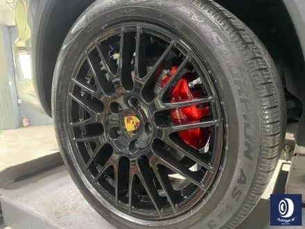 포르쉐 카이엔 20인치 스파이더 휠 상처 수리 후, 블랙 유광 휠도색 + 변색되고 노후된 캘리퍼 깔끔하게 레드 컬러로 도색_! / 용인 처인구