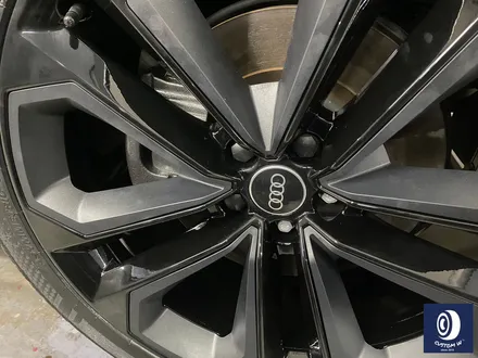 아우디 Q7 55TFSI 플라스틱 커버가 장착된 21인치 휠 블랙 유광 휠도색 + 부식 제거 후, 건메탈 그레이 캘리퍼 도색 / 용인 처인구
