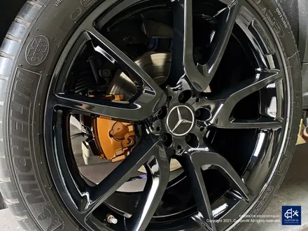 벤츠 GLC43 AMG 휠수리 후 블랙유광 휠도색 + 카본 세라믹 골드 캘리퍼 도색 / 용인 처인구