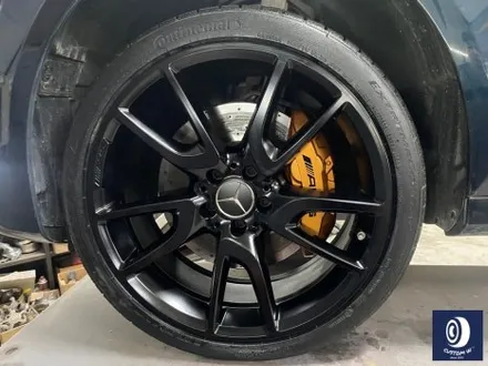 벤츠 W213 E43 AMG 휠 상처 수리 후 사틴 블랙 (무광 검정 / 매트 블랙) 휠 복원 도색 + 카본 세라믹 골드 캘리퍼 도색 / 용인 처인구