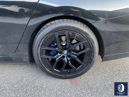 BMW 휠.. 왜 이렇게 만들까... 휠에 장착된 플라스틱 커버는 무슨 의미가 있나? 경량화? 디자인? 신형 740D 신0차 출고 작업 휠 커버 + 휠 블랙 도색 + 캘리퍼  도색 / 용인 처인구