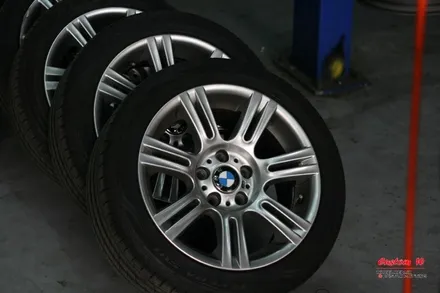 블랙유광 휠도색을 한 SUV와 승용차량.(JEEP 체로키,BMW 3 E90) / 용인 처인구
