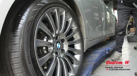 F바디도 여전히 건재한 BMW 7시리즈 차량의 19인치 휠 상처수리 후 고스트크롬 휠도색. / 용인 처인구