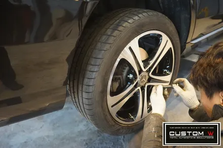 커스텀W에서 벤츠 W213 E220d 기본 실버 휠을 다이아몬드컷팅 휠수리로 블랙폴리시 휠로 만들다. / 용인 처인구