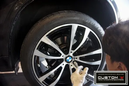 BMW X5  잘못된 휠수리 이력있는 휠 박리 후, 다이아몬드 컷팅. 휠상처 수리후 , 블랙 폴리시 작업까지.! / 용인 처인구