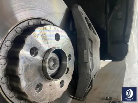 BMW 휠.. 왜 이렇게 만들까... 휠에 장착된 플라스틱 커버는 무슨 의미가 있나? 경량화? 디자인? 신형 740D 신0차 출고 작업 휠 커버 + 휠 블랙 도색 + 캘리퍼  도색 / 용인 처인구