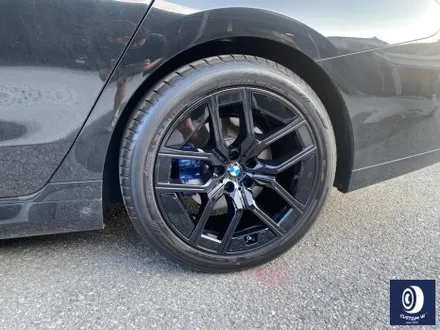 BMW 휠.. 왜 이렇게 만들까... 휠에 장착된 플라스틱 커버는 무슨 의미가 있나? 경량화? 디자인? 신형 740D 신0차 출고 작업 휠 커버 + 휠 블랙 도색 + 캘리퍼  도색 / 용인 처인구