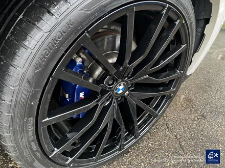 BMW G05 X5 30d 휠수리 불량 기존 페인트 도막 제거 (약품박리) 후 블랙유광 휠도색 + 블루 캘리퍼 도색 / 용인 처인구