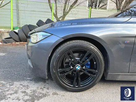 BMW F30 320i 휠도색 불량 재작업 약품 박리 후, 하이그로시 블랙 + 부식 제거 후, 블루 캘리퍼 도색 + 허브 방청 코팅 / 용인 처인구