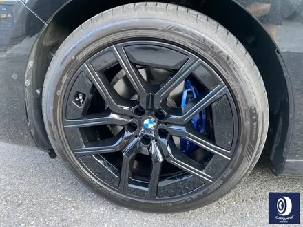 BMW 휠.. 왜 이렇게 만들까... 휠에 장착된 플라스틱 커버는 무슨 의미가 있나? 경량화? 디자인? 신형 740D 신0차 출고 작업 휠 커버 + 휠 블랙 도색 + 캘리퍼  도색 / 용인 처인구