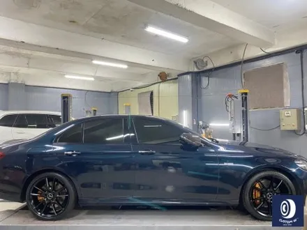 벤츠 W213 E43 AMG 휠 상처 수리 후 사틴 블랙 (무광 검정 / 매트 블랙) 휠 복원 도색 + 카본 세라믹 골드 캘리퍼 도색 / 용인 처인구
